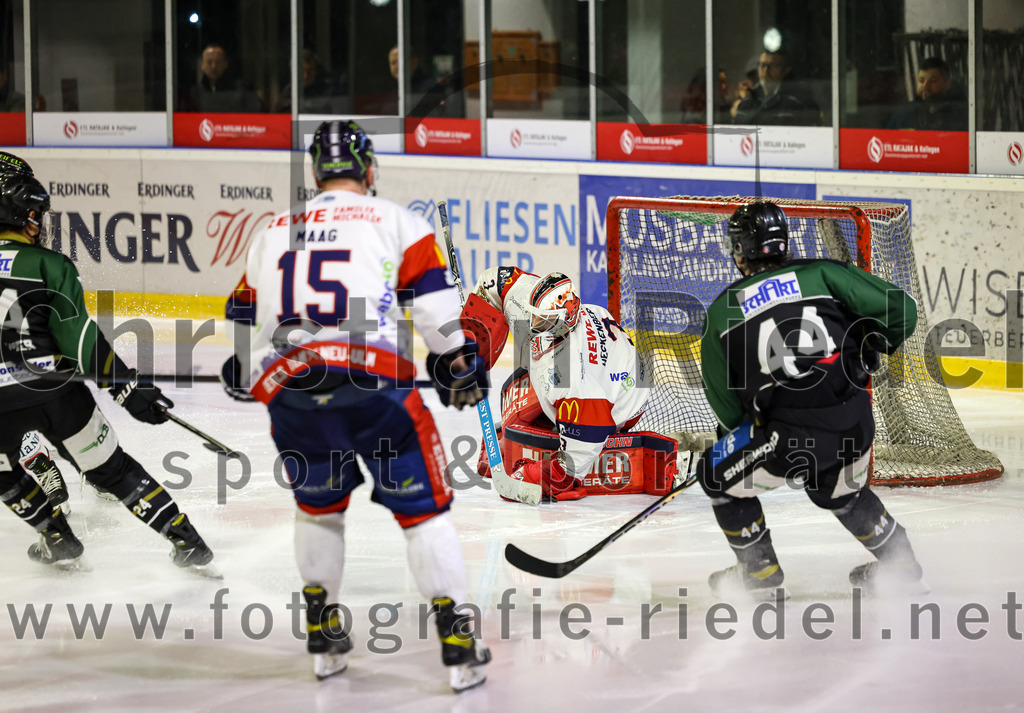 2023-01-13_081_TSV_Erding_gegen_VfE_Ulm-Neu-Ulm | Erding, Deutschland, 13.01.2023:
Eishockey, Bayernliga 2022 / 2023, 27. Spieltag, TSV Erding gegen VfE Ulm/Neu-Ulm, Endergebnis: 

Robin Maag (VfE Ulm/Neu-Ulm e. V., #15), Torwart David Heckenberger (VfE Ulm/Neu-Ulm e. V., #3), Paul Wallek (Erding Gladiators, #44)

Foto: Christian Riedel / fotografie-riedel.net