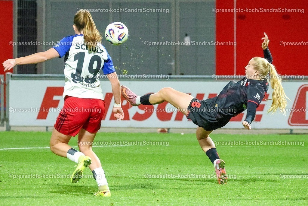 xsscx05112501022 | 05.11.2025, xsscx, Frauen Fuﬂball, Bayer 04 Leverkusen - Hamburger SV, Saison 2025 2026: Victoria Schulz (Hamburger SV #19) im Zweikampf gegen Paulina Bartz (Bayer 04 Leverkusen #8) DFB regulations prohibit any use of photographs as image sequences and or quasi-video.