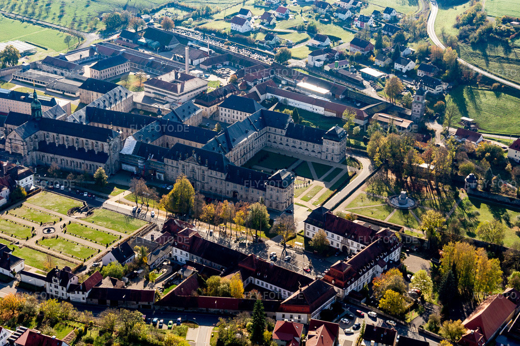 Luftbild: Gebäudekomplex des Klosters Ebrach mit Kaisersaal und Klosterkirche Ebrach und Justizvollzugsanstalt Ebrach im Ortsteil Eborach in Ebrach im Bundesland Bayern in Deutschland. Foto: IMG_119549.jpg vom 26.10.2019 durch Werner Riehm/FLY-FOTO.de