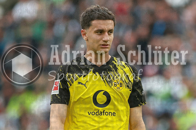 03.05.2026, GER, Fussball, Herren, 1. BL, Saison 2025/2026, Borussia Mönchengladbach - Borussia Dortmund | Luca Reggiani (BVB) schaut 