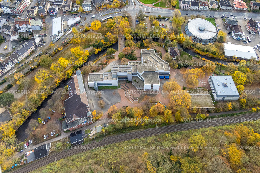Hagen251101109 | Luftbild, Gesamtschule Haspe mit Rundsporthalle, herbstliche Bäume, Haspe, Hagen, Ruhrgebiet, Nordrhein-Westfalen, Deutschland
