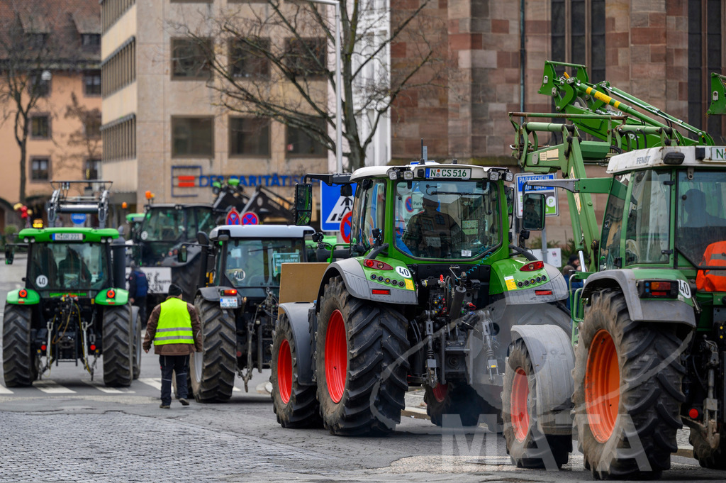 _DWA4247 | Bauerndemo gegen Agrarpolitik der Bundesregierung  auf dem Straße Obstmarkt und Hauptmarkt . Nürnberg, 08.01.2024 - Realisiert mit Pictrs.com