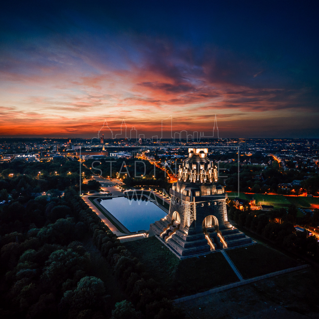 völkerschlachtdenkmal-blaue-stunde (3) | Hochwertige Drucke aus deiner Stadt. Ob auf Leinwand, Acrlylglas, Alu-Dibond, Gallery Print als Poster oder Tapete. Wir zeigen dir deine Stadt von seiner schönsten Seite. 