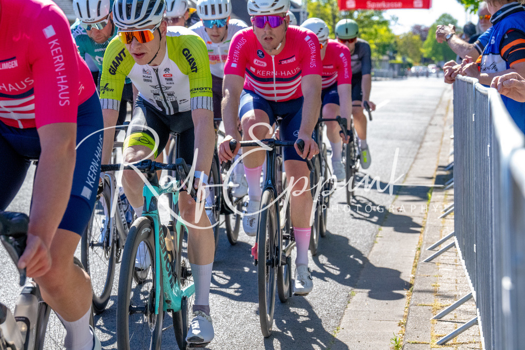 Spurt in den Mai 2026 - Großer Preis der Sparkasse Neuss | Annual one-day road cycling race "Großer Preis der Sparkasse Neuss" held in Büttgen, Germany, organized by VfR Büttgen 1912 e.V. The event features multiple races across all age categories from U11 youth to Elite men. - Realisiert mit Pictrs.com