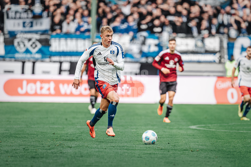 Fußball | Männer | Saison 2024/2025 | 2. Fußball-Bundesliga | 11. Spieltag | Hamburger SV vs. 1. FC Nürnberg | 03.11.2024 | Adam Karabec (#17, HSV) mit dem Ball