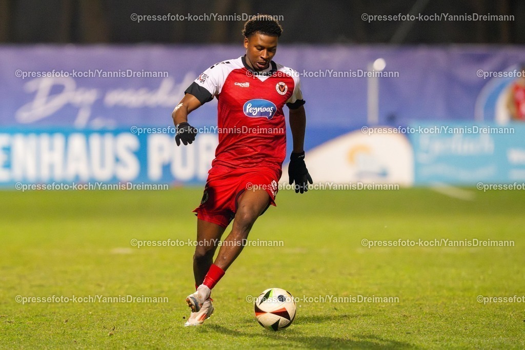 xYDR28022502093 | 28.02.2025, xydrx, Fußball, Viktoria Köln - 1.FC Saarbrücken, 3.Liga, Sportpark Höhenberg, Saison 2024 2025: Sidny Lopes Cabral (Viktoria Köln #5). DFB regulations prohibit any use of photographs as image sequences and or quasi-video.