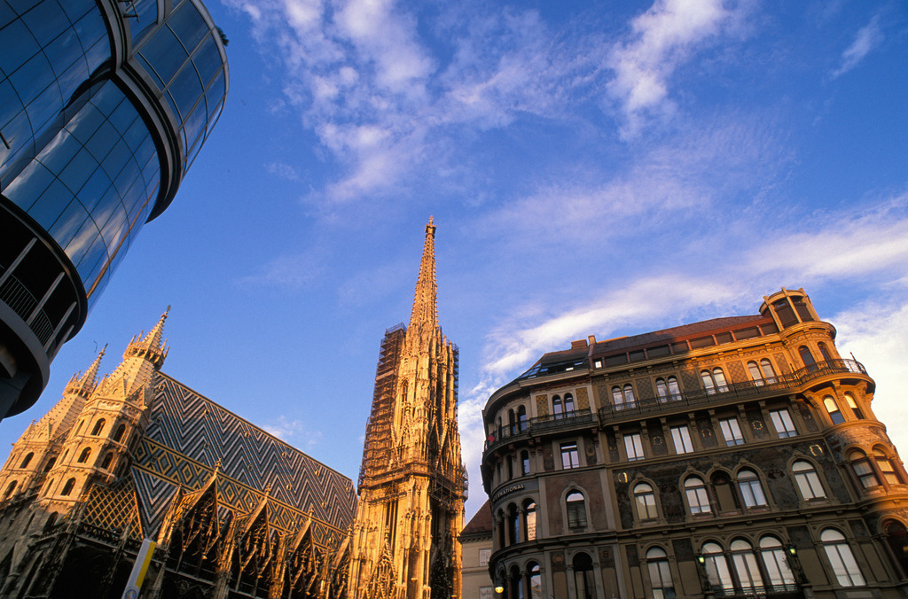 Stephansplatz mit Stephansdom und Haas-Haus | Wien, Austria - December 10, 2009: Stephansplatz mit Stephansdom und Haas-Haus. - Realisiert mit Pictrs.com