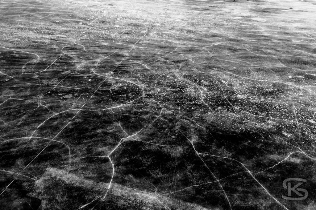 Front Side Error – Abstrakte Eislandschaften aus der Vogelperspektive | Luftaufnahmen zugefrorener Seen zwischen Abstraktion und Realität. Stefan Kuhn fotografiert aus der Vogelperspektive die schmelzenden Eisoberflächen süddeutscher Seen mit ihrer Drohne und dokumentiert die natürliche Entmaterialisierung in faszinierenden Mustern und Strukturen. - Realisiert mit Pictrs.com