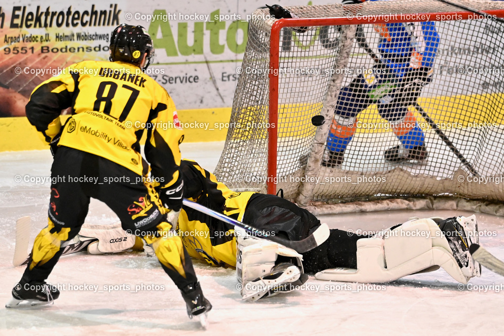 ESC SPARKASSE STEINDORF vs. MET PHOTOVOLTAIK HORNETS SPITTAL | #87 Urbanek Martin EC Hornets Spittal, #1 Zauchner Rene EC Hornets Spittal, Tor ESC Steindorf, ESC SPARKASSE STEINDORF vs. MET PHOTOVOLTAIK HORNETS SPITTAL, ESC SPARKASSE STEINDORF vs. MET PHOTOVOLTAIK HORNETS SPITTAL am 22.11.2025 in Steindorf (Ossiachersee Halle), Austria, (Photo by Bernd Stefan)