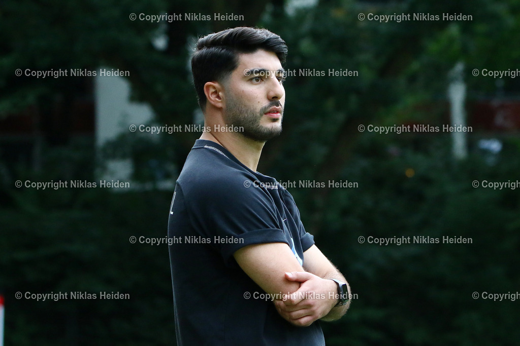 NH_Concordia_EimsbüttelerTV_OberligaHamburg_16082024 | Cem Gürsoy (Trainer, Eimsbütteler TV)Fußball I Herren I Gamesright Oberliga Hamburg I Saison 2024-2025 I 3. Spieltag I Concordia - Eimsbütteler TV I 16.08..2024 I Sportplatz Bekkamp - Realisiert mit Pictrs.com