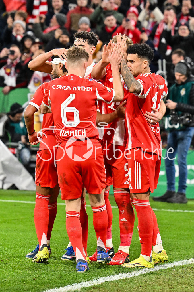 FC Bayern München - RB Leipzig | MUNICH, GERMANY - 11. FEBRUARY: Jubel der Bayern nach dem Treffer zum 1-0 durch Harry KANE (FC Bayern Munich 9) / Tor / Torschuetze / Freude / Happy während dem Spiel zwischen dem FC Bayern München und RB Leipzig beim Viertelfinale des DFB-Pokales in der Allianz Arena