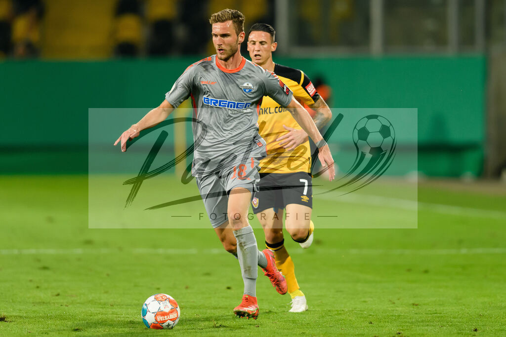 DREPAD20210806_175 | Fussball, Herren: Dennis Srbeny (SC Paderborn 07) in Aktion, am Ball, Einzelaktion beim Spiel der 1. Runde im DFB-Pokal zwischen SG Dynamo Dresden und SC Paderborn 07 im Rudolf-Harbig-Stadion am 06.08.2021 in Dresden, Deutschland.DFB / DFL REGULATIONS PROHIBIT ANY USE OF PHOTOGRAPHS AS IMAGE SEQUENCES AND/OR QUASI-VIDEO. - Realisiert mit Pictrs.com