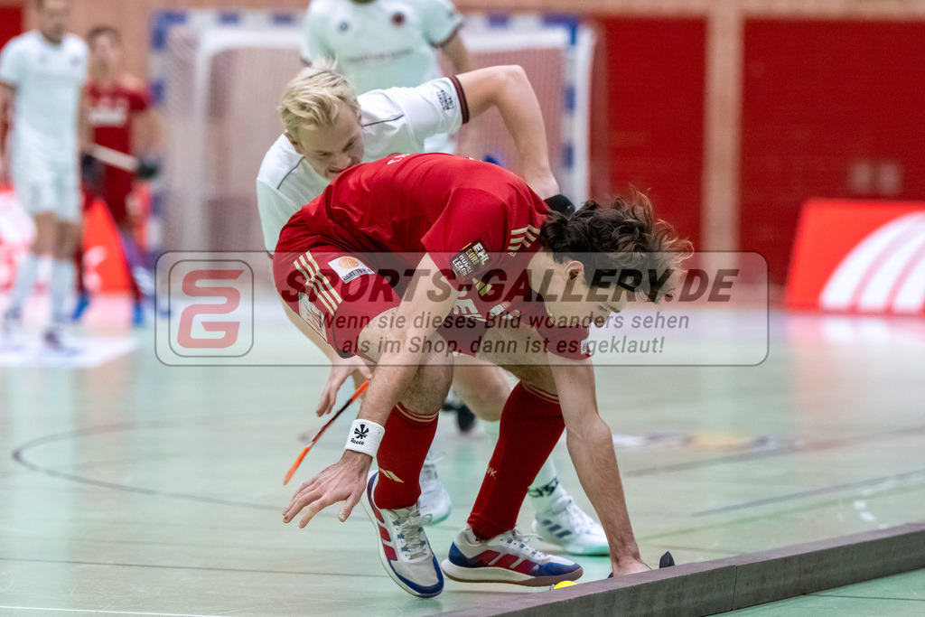 HK_20241214_100232 | 1. Bundesliga Halle Herren Crefelder HTC - Rot-Weiss Köln am 14.12.2024 Halle Glockenpitz, Krefeld , Fabio Seitz ( Rot-Weiss Köln #7 ) , LangHeinrich Finn ( Crefelder HTC #22 )