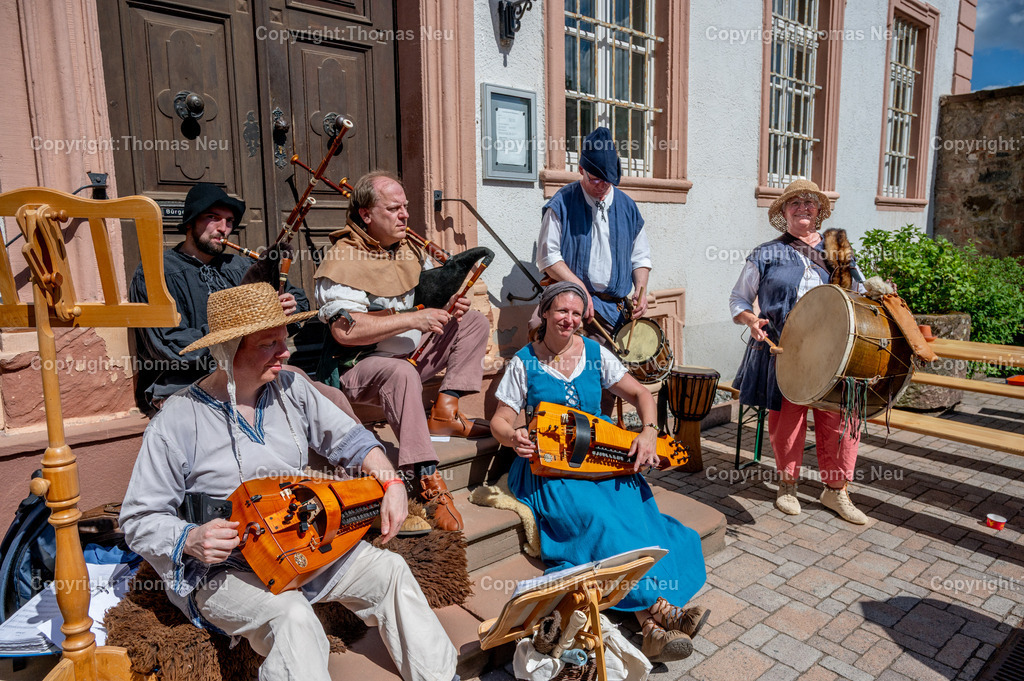Lindenfels-Mittelaltermarkt-fotografie-thomas-neu.jpg2 | bli, Lindenfels, Mittelaltermarkt in der Burgstraße, Kurpark , Rathaushof und Burg, hier der historische Tanzkreis Bensheim im Rathaushof,  ,Bild: THomas Neu