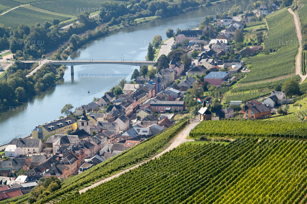 Vue aérienne: Vue de la ville à Wormeldange dans le département Greiwemacher, Luxembourg. Photo: IMG_33679.jpg prise le 11/09/2010 par Werner Riehm/FLY-FOTO.eu – Résolution de l'original: 4752 x 3168 px