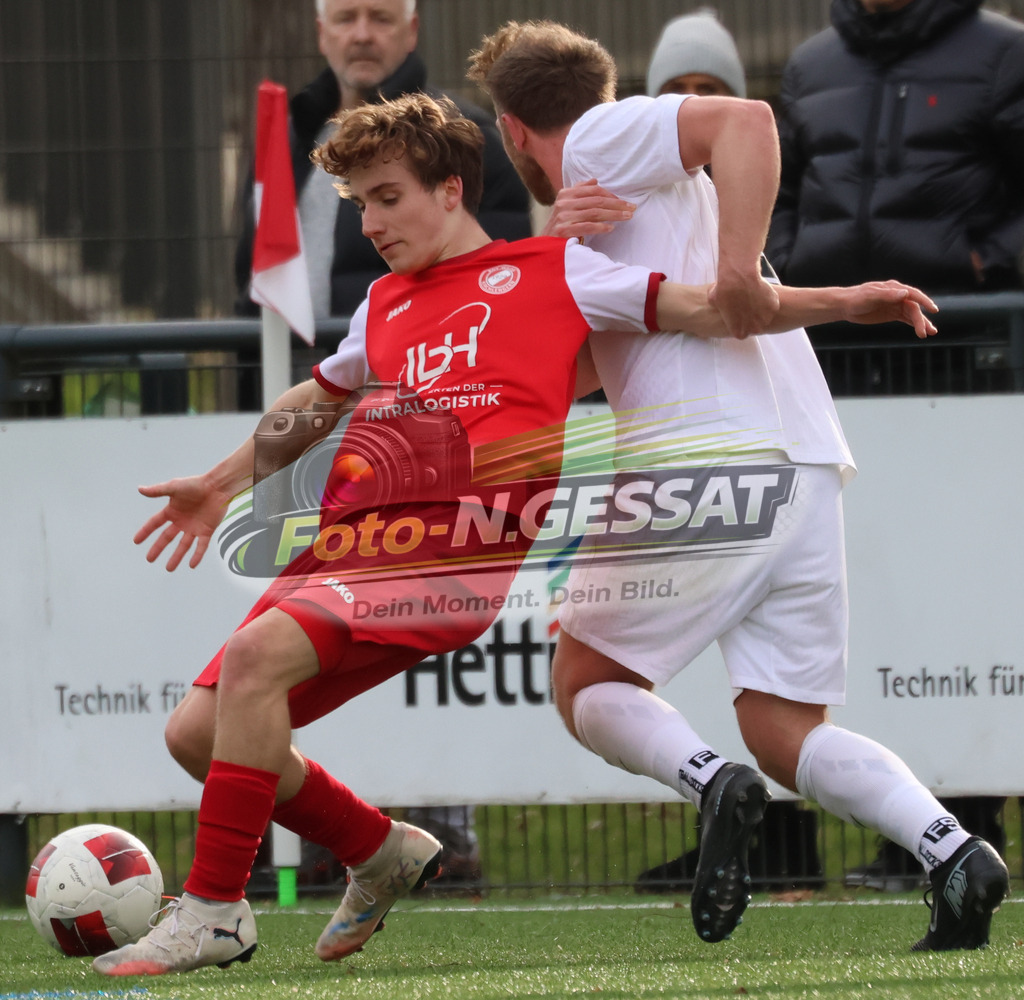 FC RW Kirchlengern - Post TSV Detmold | Auf dem Bild zu sehen: Rot FC RW Kirchlengern: Julian Zähler ; Weiß Post TSV Detmold: Johann FelkerFC RW Kirchlengern, Post TSV Detmold, Saison 25/26, Landesliga, Deutschland - Realisiert mit Pictrs.com
