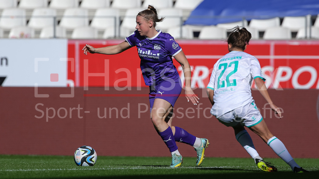 Fussball, Google Pixel Frauen-Bundesliga, SGS Essen - SV Werder Bremen | v.li.: Ramona Maier (SGS Essen, 9) am Ball, Einzelbild, Ganzkörper, Aktion, Action, Spielszene, DIE DFB-RICHTLINIEN UNTERSAGEN JEGLICHE NUTZUNG VON FOTOS ALS SEQUENZBILDER UND/ODER VIDEOÄHNLICHE FOTOSTRECKEN. DFB REGULATIONS PROHIBIT ANY USE OF PHOTOGRAPHS AS IMAGE SEQUENCES AND/OR QUASI-VIDEO.