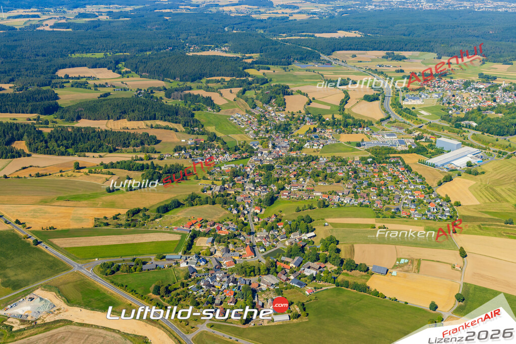 Luftaufnahme von Höchstädt im Fichtelgebirge - Die Luftaufnahme wurde 2025 vom UL-Flugzeug heraus erstellt ( keine Drohne ) - Hochauflösende Luftaufnahme - für professionelle Ausdrucke geeignet. Die Geschenkidee !Mit Lizenz und Bildrechte bestellbar