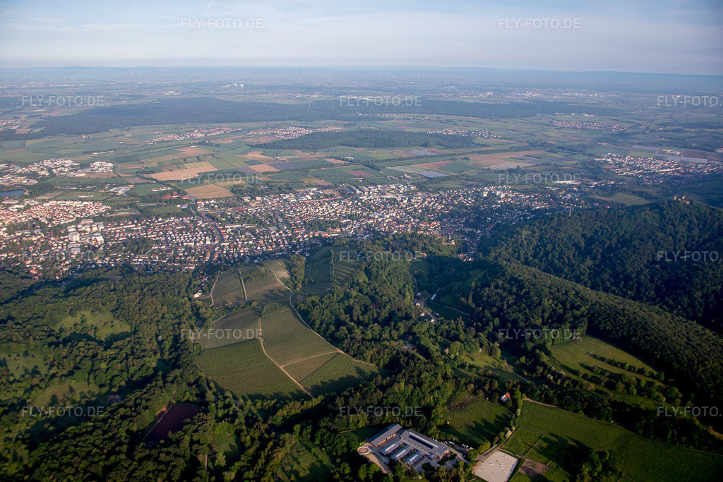 Luftbild: Bensheim, Auerbach von Osten im Ortsteil Auerbach in Bensheim im Bundesland Hessen in Deutschland. Foto: IMG_088693.jpg vom 20.05.2016 durch Werner Riehm/FLY-FOTO.de