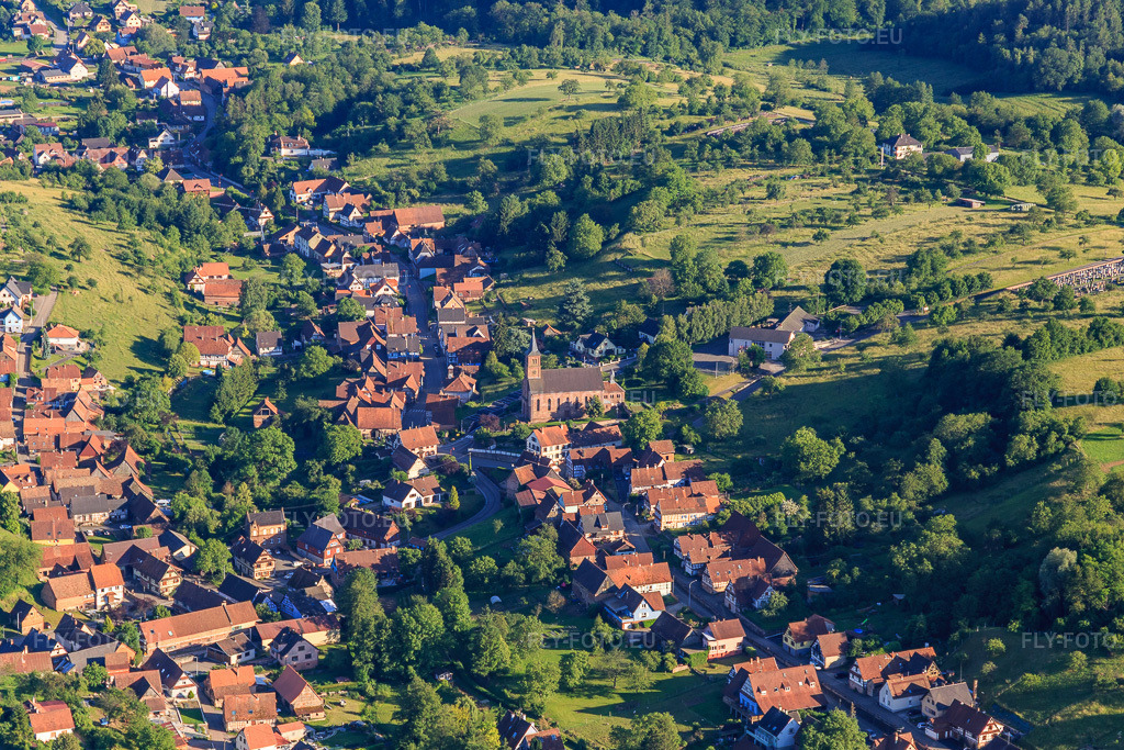 Vue aérienne: Église à Langensoultzbach dans le département Bas Rhin, France – .Photo: IMG_115393.jpg prise le 16/06/2019 par Werner Riehm/FLY-FOTO.eu – Résolution de l'original: 5322 x 3548 px