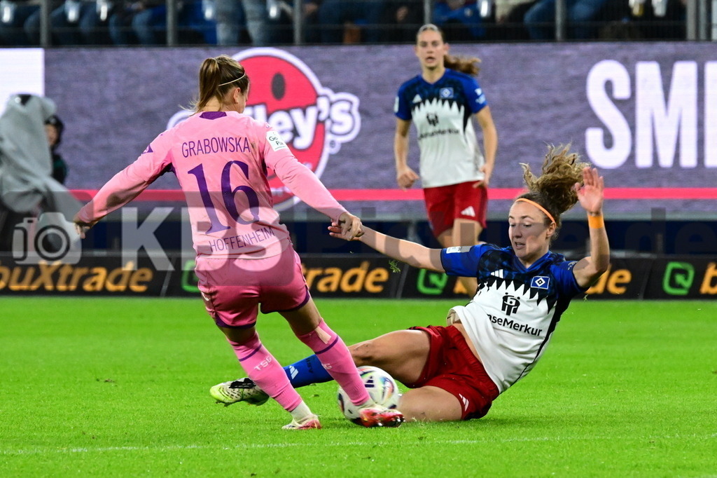 KBS Picture_HSV-Hoffenheim_Frauen_041 | v.l. Grabowska Dominika (TSG Hoffenheim Frauen) , Brunnthaler Melanie (HSV Frauen) ,Sportplatz :  Volksparkstadion, - Realisiert mit Pictrs.com