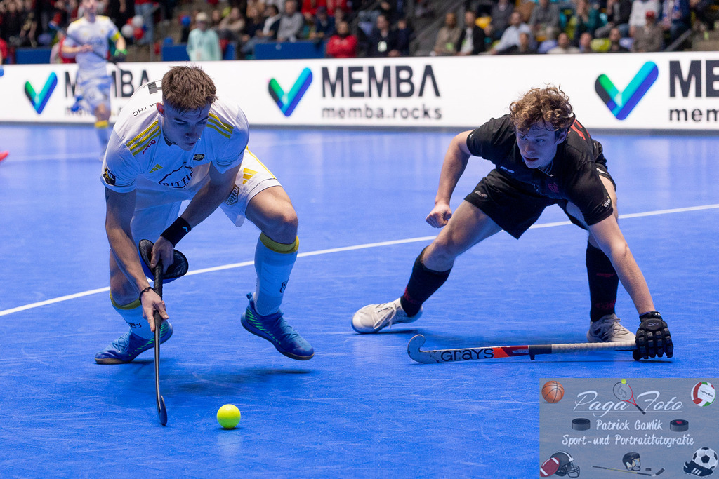 Volvo E.R.B. Final 4 Halbfinale Männer: Harvestehuder HTC - Gladbacher HTC, 25.01.2025 | Gracjan Jarzynski (Harvestehuder THC #31) & Jan Krauss / Krauß (Gladbacher HTC #33), im Kampf um den Ball, Harvestehuder HTC - Gladbacher HTC, Frankfurt, Süwag Arena, 25.1.2025 - Realisiert mit Pictrs.com