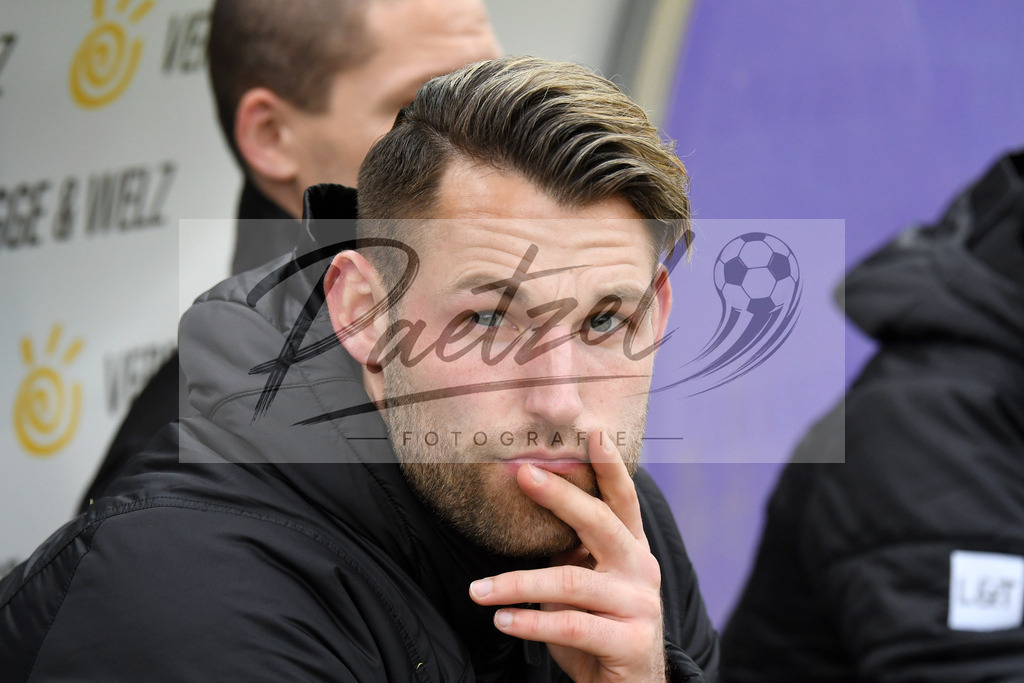 20200208_OSNFCN_0043 | Fußball, Herren: Torhueter Philipp Kuehn (VfL Osnabrueck) schaut waehrend des Spiels der 2. Bundesliga zwischen VfL Osnabrueck und 1. FC Nuernberg im Stadion an der Bremer Bruecke am 08.02.2020 in Osnabrueck, Deutschland.DFB / DFL REGULATIONS PROHIBIT ANY USE OF PHOTOGRAPHS AS IMAGE SEQUENCES AND/OR QUASI-VIDEO. - Realisiert mit Pictrs.com