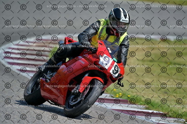 26BT02-1559 | markuskiefer.com - Realisiert mit Pictrs.com