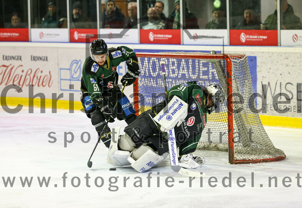 2023-03-03_056_TSV_Erding_gegen_ESC_Kempten | Erding, Deutschland, 03.03.2023:
Eishockey, Bayernliga Playoffs 2022 / 2023, Viertelfinale, TSV Erding gegen ESC Kempten, Endergebnis: 9:3

Roni Rukajärvi (Erding Gladiators, #61), Torwart Christoph Schedlbauer (Erding Gladiators, #31)

Foto: Christian Riedel / fotografie-riedel.net