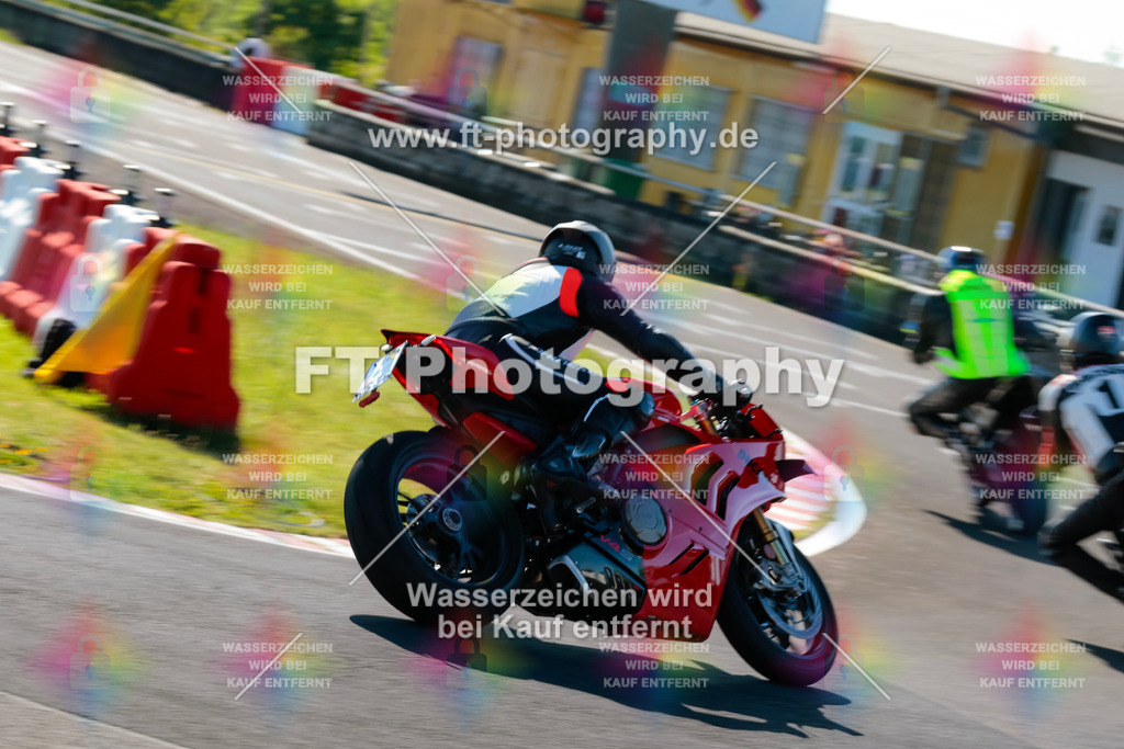 Moto-TeamOBK-21195 | Hier findet Ihr Bilder von Touristenfahrten auf der Nürburgring Nordschleife oder von anderen Veranstaltungen die ich besucht habe. Viel Spass beim Durch Schauen 