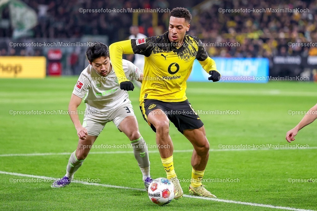 BVB13012601017 | 13.01.2026, Fußball, Borussia Dortmund - SV Werder Bremen,, 1. Fußball Bundesliga, 17. Spieltag, Signal Iduna Park, Saison 2025 2026: Yukinari Sugawara (SV Werder Bremen #03) im Zweikampf gegen  Felix Nmecha (BVB #08)  DFB regulations prohibit any use of photographs as image sequences and or quasi-video.