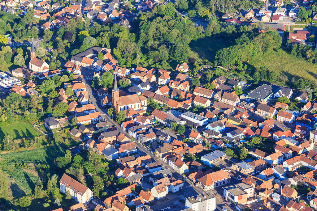 Vue aérienne: Rue du Général de Gaulle avec l'Église catholique à Schweighouse-sur-Moder dans le département Bas Rhin, France – .Photo: IMG_115468.jpg prise le 16/06/2019 par Werner Riehm/FLY-FOTO.eu – Résolution de l'original: 5472 x 3648 px