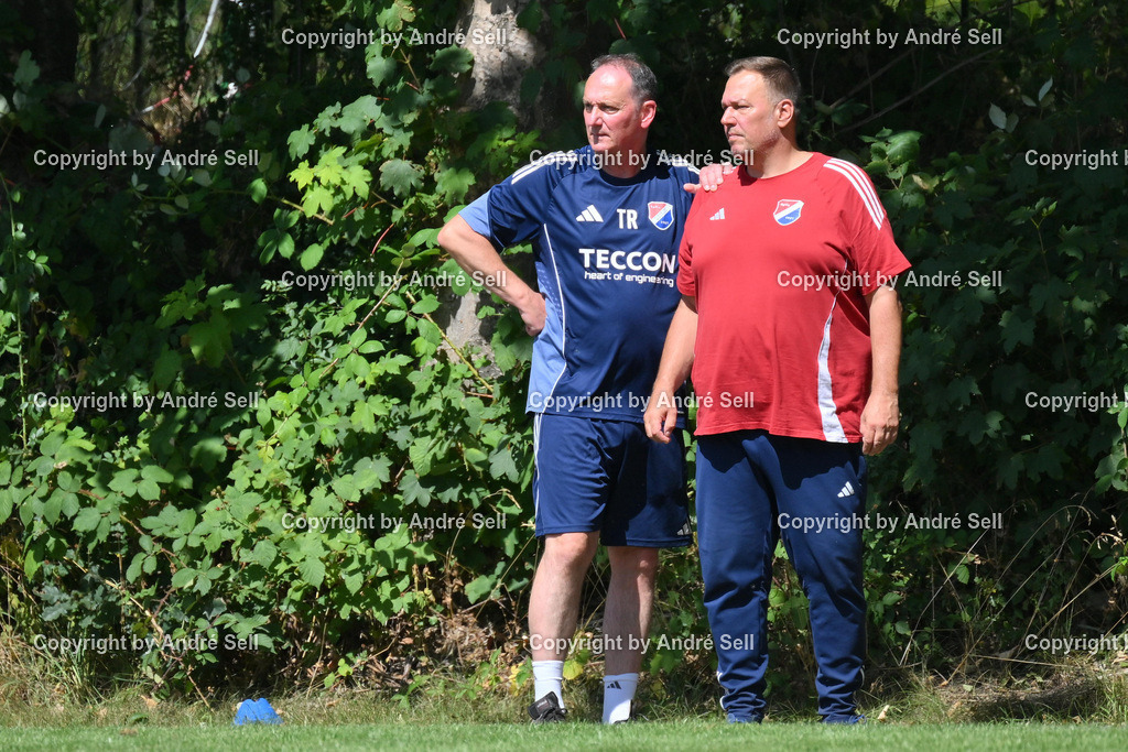 SSG Rot-Schwarz Kiel vs SpVg Eidertal Molfsee | Trainer Heiko Dukats-Jadwizak (Molfsee li.) &amp; Co-Trainer Torben Bornhöft (Molfsee re.) / Fußball-Landesliga Schleswig Männer 2026/2027 / SSG Rot-Schwarz Kiel vs SpVg Eidertal Molfsee / Sportplatz Meimersdorf / Kiel / 09.08.26 - Realisiert mit Pictrs.com