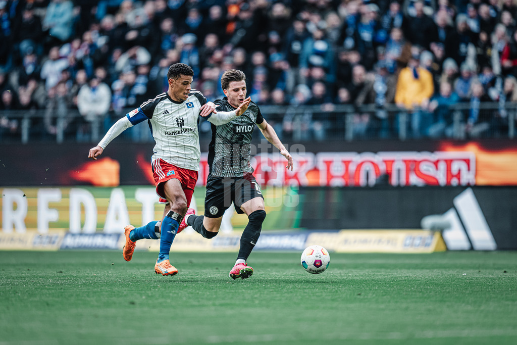 Fußball | Männer | Saison 2023/2024 | 2. Fußball-Bundesliga | 23. Spieltag | Hamburger SV vs. SV 07 Elversberg | 25.02.2024 | Ransford Königsdörffer (#11, HSV) im Laufduell mit Hugo Vandermersch (#18, SV 07 Elversberg)