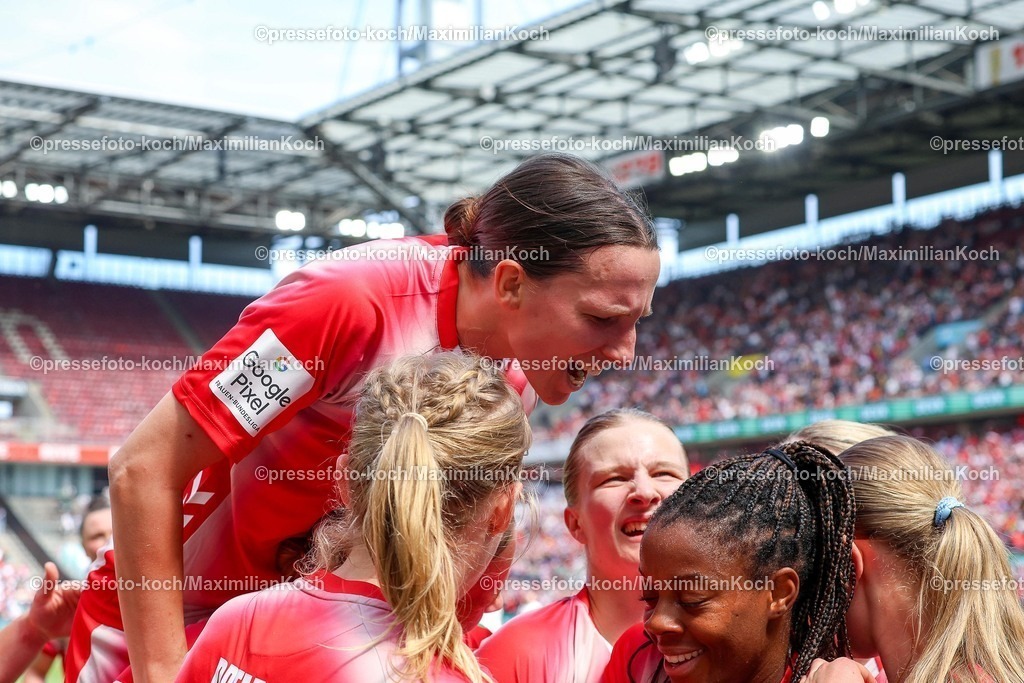xsscx02052601008 | 26.04.2026, xsscx, Frauen Fussball, Bayer 04 Leverkusen - SC Freiburg, 1. Fussball Bundesliga, 23. Spieltag, Ulrich-Haberland-Stadion, Saison 2025 2026: Torjubel nach dem Tor zum 1:0 durch Torschuetzin Lydia Andrade (1. FC Köln #17), Pauline Bremer (1. FC Köln #11) DFB regulations prohibit any use of photographs as image sequences and or quasi-video. Photo: xSandraxScherningxPressefotoKochx