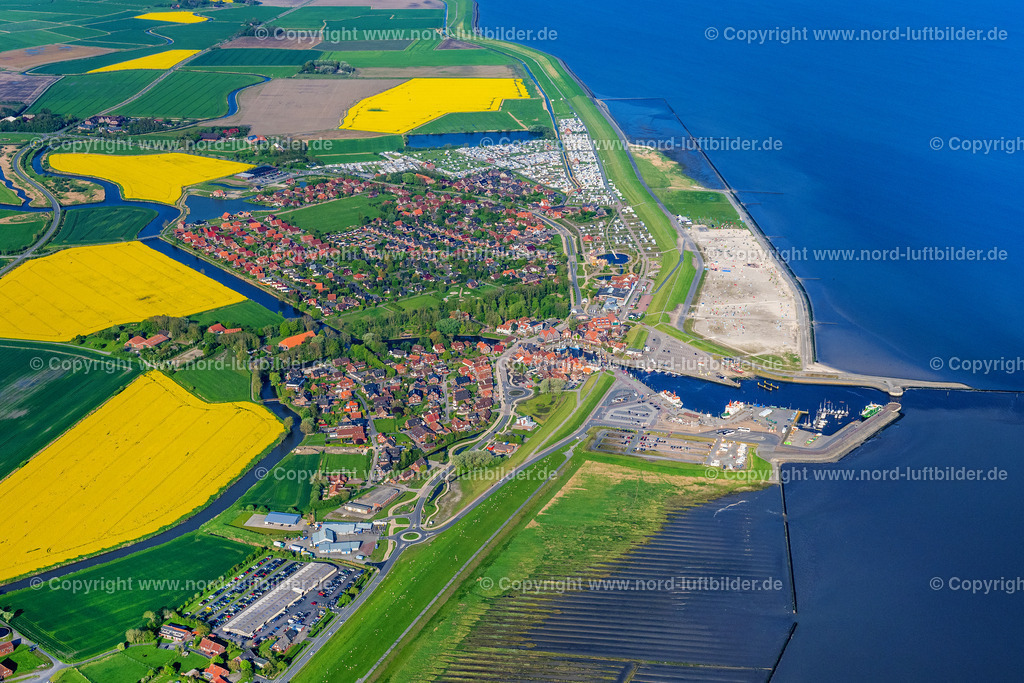 Neuharlingersiel_ELS_0658130523 | NEUHARLINGERSIEL 13.05.2023 Ostfriesische Küste bei Neuharlingersiel im Bundesland Niedersachsen. Die Gemeinde Neuharlingersiel liegt im Harlingerland in Ostfriesland an der Nordseeküste. An der Küstenlinie entlang erstreckt sich der Nationalpark Niedersächsisches Wattenmeer, der seit 2009 zum UNESCO-Weltnaturerbe gehört. Die Landschaft ist vom Wattenmeer, von Landwirtschaft und Feldern geprägt. // East Frisian Coast in Neuharlingersiel in the state of Lower Saxony. The borough of Neuharlingersiel is located in Harlinger Land in East Frisia on the North Sea shore. The coastal line consists of the Lower Saxony Wadden Sea which has been named a UNESCO world heritage site in 2009. The landscape is characterised by Wadden Sea, agriculture and fields. Foto: Martin Elsen