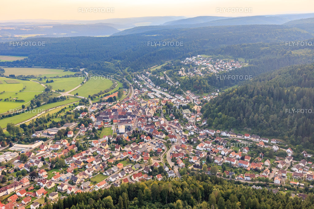 Ortsansicht der Straßen und Häuser der Wohngebiete | Luftbild: Ortsansicht der Straßen und Häuser der Wohngebiete im Ortsteil Möhringen in Tuttlingen im Bundesland Baden-Württemberg in Deutschland. Foto: IMG_102755.jpg vom 25.08.2017 durch Werner Riehm/FLY-FOTO.de - Realisiert mit Pictrs.com