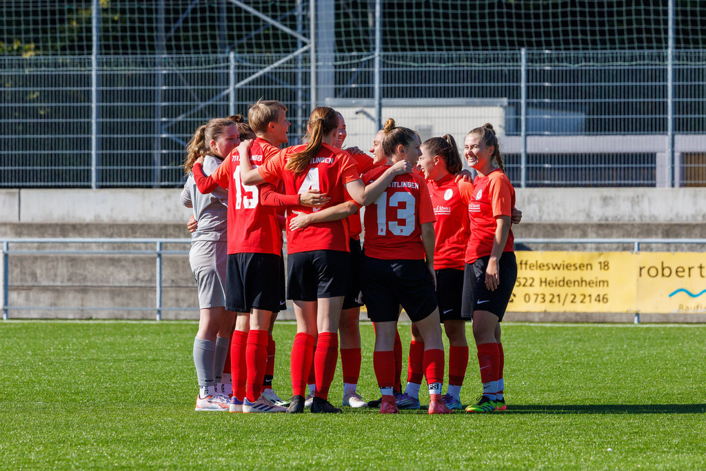 FCHHÜT_251003_2687 | 1.FC Heidenheim 1846 II vs. TSV Hüttlingen, Fußball, Frauen, Bezirkspokal, 2025/2026, 1.Runde, 03.10.2025 in Mergelstetten, Sportplatz 2(Foto: Michael Bulling) - Realisiert mit Pictrs.com
