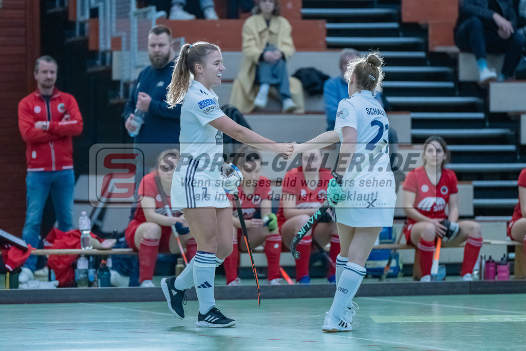 HK_20231217_107677 | 1. Bundesliga Damen Crefelder HC - Düsseldorfer HC  am 17.12.2023 Sporthalle Glockenspitz, Krefeld , Mabel Brands ( Düsseldorfer HC #7 ) , Maike Schaunig ( Düsseldorfer HC #21 )