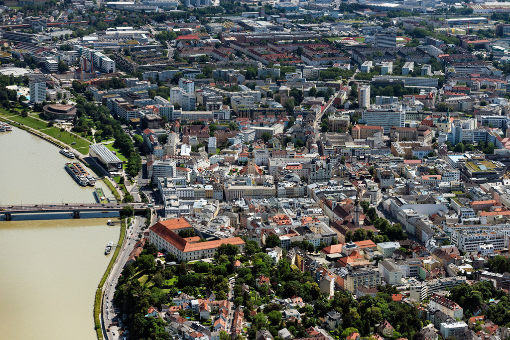 dr__0092123.jpg | LINZ 14.06.2022 Stadtzentrum im Innenstadtbereich am Ufer des Flußverlaufes der Donau in Linz in Oberösterreich, Österreich.