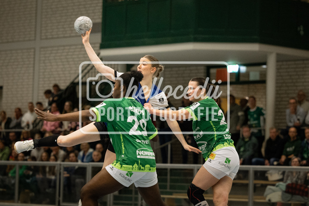 Vechta_Blomberg-64 | Meggan Rusko (10, HSG Blomberg-Lippe II) springt hoch und passt den Ball zu einer Mitspielerin. Edna Estevens (29, SC SFN Vechta) und Jette Dudda (28, SC SFN Vechta) versuchen den Ball zu verteidigen. - Realisiert mit Pictrs.com