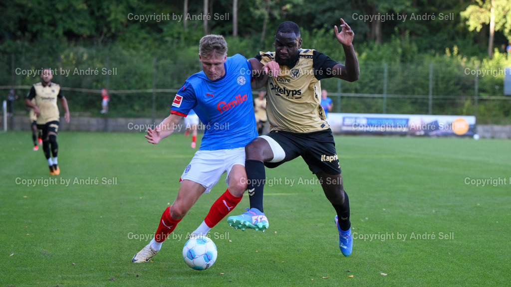 Holstein Kiel vs AS Saint-Etienne | Phil Harres (Kiel #19) / Mickaël Nade (Etienne #3)Testspiel: Holstein Kiel vs AS Saint-Etienne / Citti Fussball Park - Projensdorf / Kiel / 10.08.24 - Realisiert mit Pictrs.com