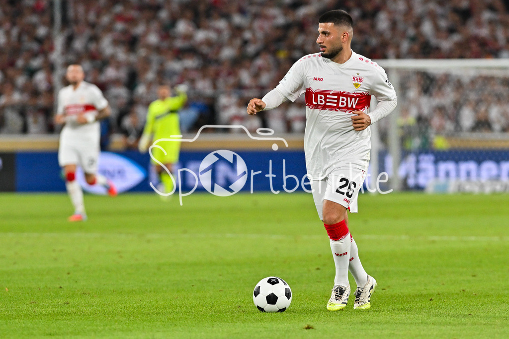 VfB Stuttgart - FC Bayern München | am BAll Deniz UNDAV (VfB Stuttgart 26) / Einzelfoto / Freisteller / Franz-Beckenbauer Supercup: VfB Stuttgart - FC Bayern München; MHP Arena am 16.08.2025