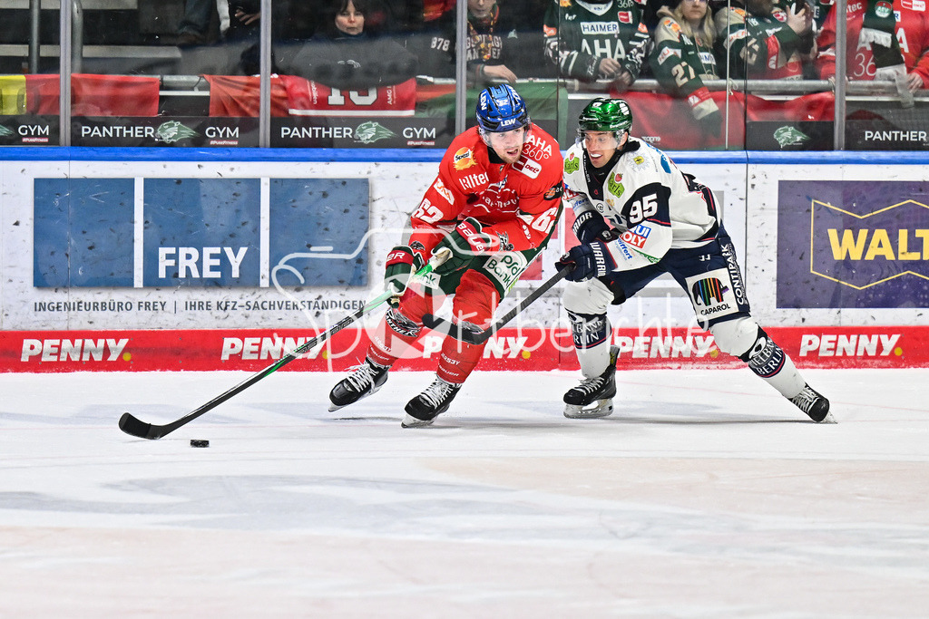 Augsburger Panther - Eisbären Berlin | AUGSBURG, GERMANY - 27. JANUARY: im Duell Thomas SCHEMITSCH (Augsburger Panther 62) und Frederik TIFFELS (Eisbären Berlin 95) während dem Match zwischen den Augsburger Panthern und den Fischtown Pinguins am 43. Spieltag der Penny DEL im Curt Frenzel Stadion