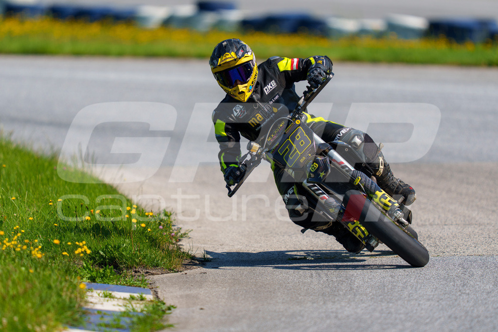 SuperMoto_Staatsmeisterschaft_Greinbach_282 | GRIPcapture steht für authentische Sportfotografie in Österreich – für Momente, die mehr sind als Geschwindigkeit oder Ergebnis. Es geht um Emotion, Spannung, Fokus und den Augenblick, der oft nur einen Wimpernschlag dauert.Ob Motorsport, Teamsport oder 
