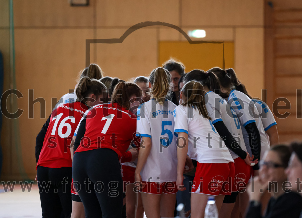 2023-03-18_007_SpVgg_Altenerding_II_gegen_HSG_Freising-Neufahrn_II | Erding, Deutschland, 18.03.2023:
Handball, Bezirksliga Frauen Altbayern 2022 / 2023, 14. Spieltag, SpVgg Altenerding II gegen HSG Freising-Neufahrn II, Endergebnis: 25:27

Torfrau Hanna Knecht (HSG Freising-Neufahrn, #16), Torfrau Nadine Krings (HSG Freising-Neufahrn, #1), Carla Bluhme (HSG Freising-Neufahrn, #5), Antonia Koch (HSG Freising-Neufahrn, #6)

Foto: Christian Riedel / fotografie-riedel.net