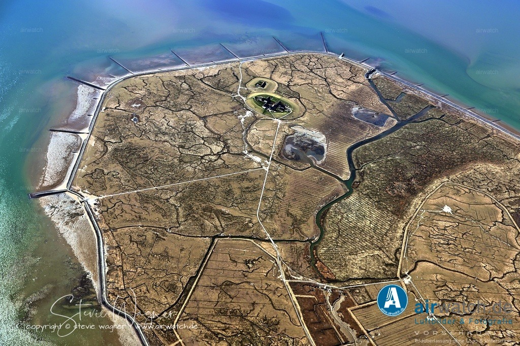 Luftbild Hallig Groede - Deutschlands kleinste Gemeinde | Entdecken Sie atemberaubende Luftbilder und Fotografien auf airwatch.de - Tauchen Sie ein in eine Welt voller faszinierender Aufnahmen aus der Vogelperspektive.