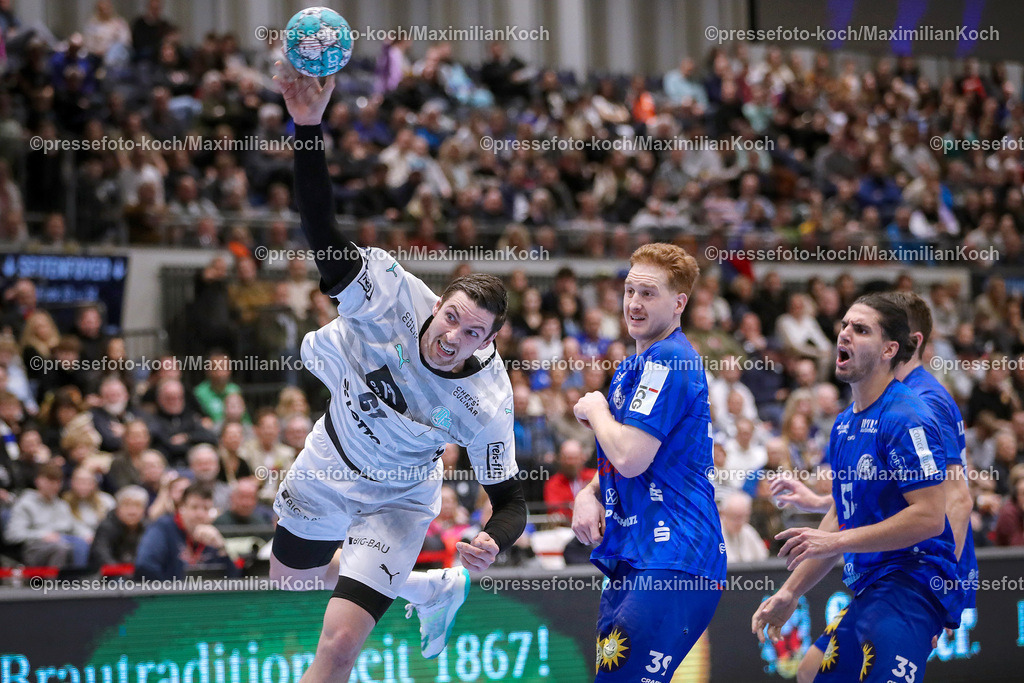Due1HBL11022401062 | 11.02.2024, Handball, Düsseldorf, Mitsubishi Electric Halle, Liqui Moly Handball Bundesliga, Spieltag 21, Saison 2023 2024, Bergischer HC - THW Kiel: Hendrik Pekeler (THW Kiel) wirft den Ball auf das Tor