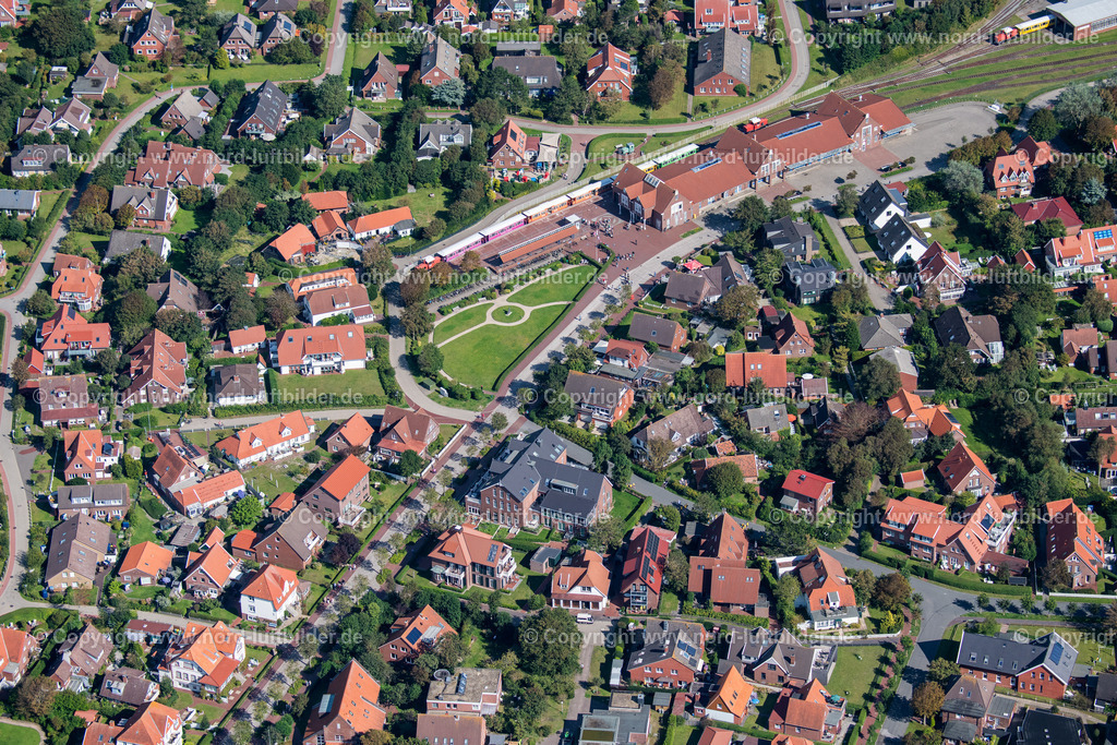 Langoog_Bahnhof_ELS_8316060923 | LANGEOOG 05.09.2023 Gleisverlauf und Bahnhofsgebäude am " Inselbahnhof Langeoog " in Langeoog im Bundesland Niedersachsen, Deutschland. // Train station railway building on " Inselbahnhof Langeoog " in Langeoog in the state Lower Saxony, Germany. Foto: Martin Elsen