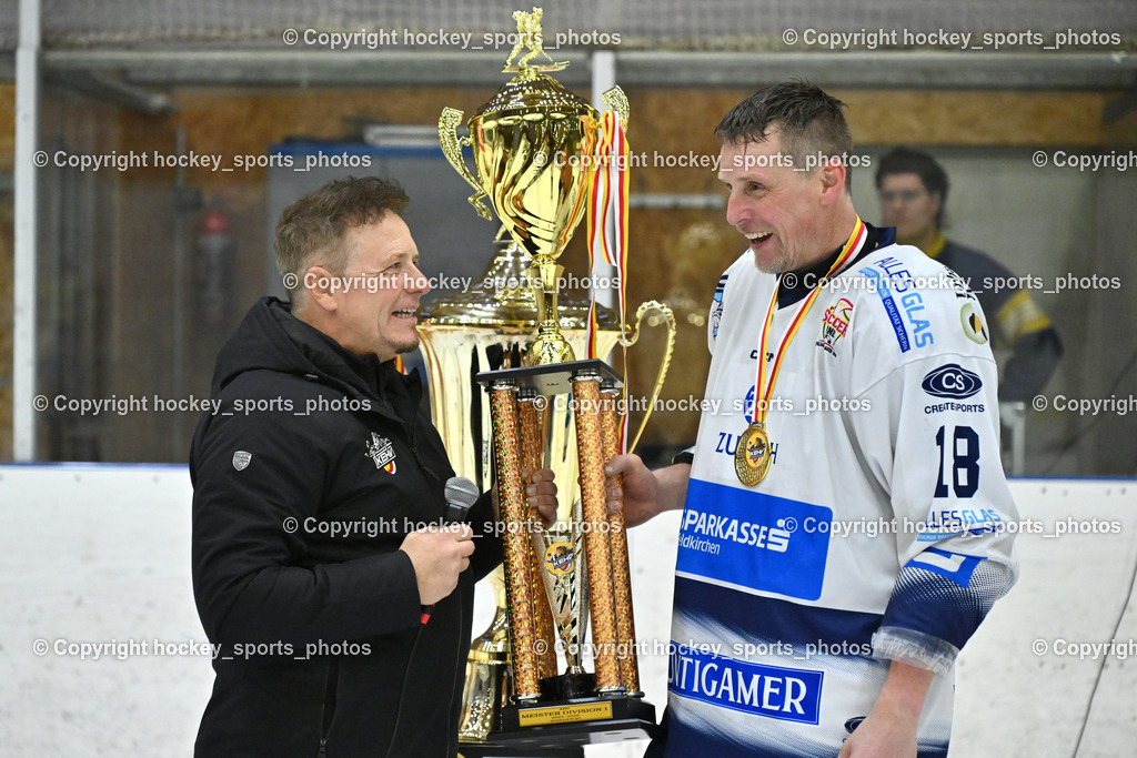 ESC Sparkasse Steindorf Meister 2025/26 | Kärntner Eishockeyverband Präsident Michael Herzog Löschnig, #18 Pewal Martin ESC Steindorf, ESC Sparkasse Steindorf Meister 2025/26, ESC Sparkasse Steindorf Meister 2025/26 am 08.03.2026 in Althofen (Stadthalle Althofen), Austria, (Photo by Bernd Stefan)